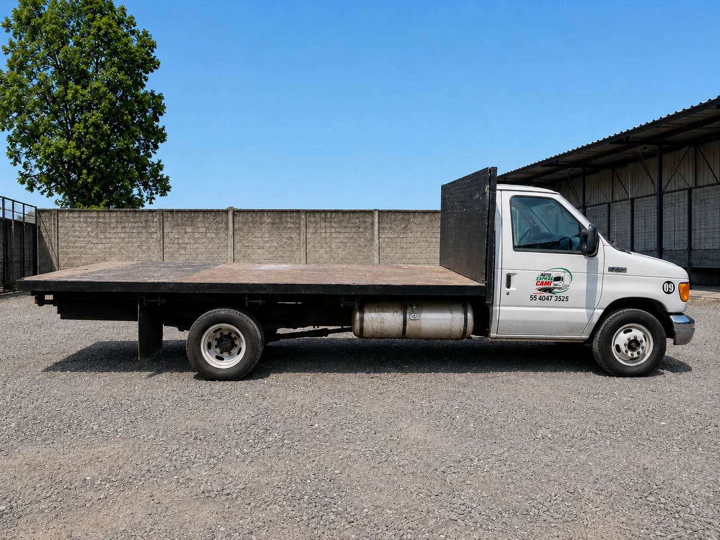 Camioneta de plataforma — vista 3